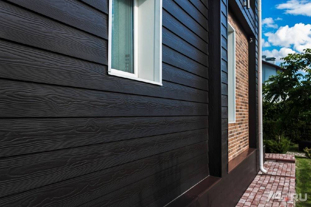 UV-resistant vinyl siding on Sacramento CA home