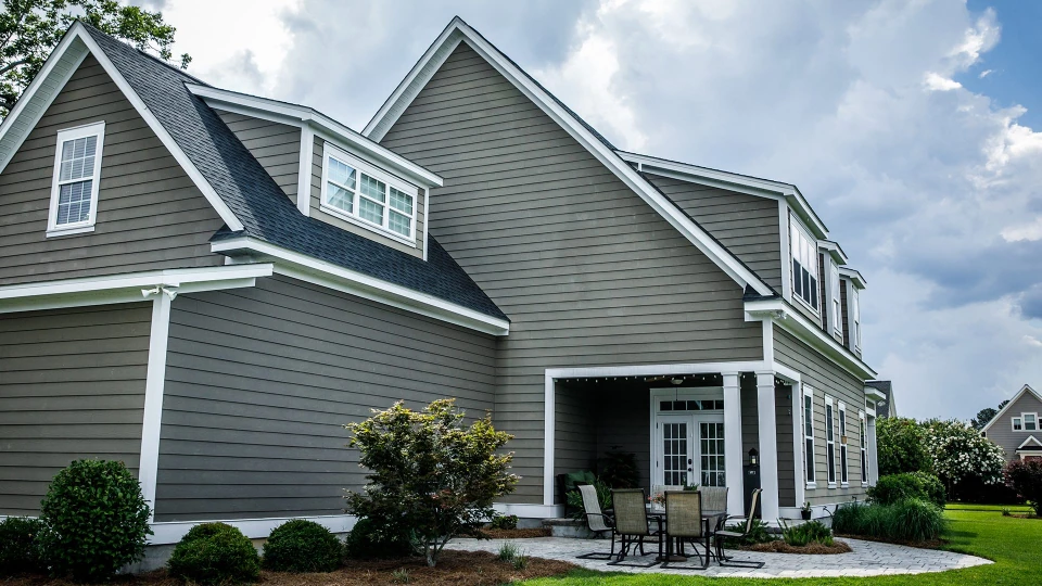 Best Exteriors delivers expertly crafted window siding installations, focusing on clean lines, premium materials, and a modern finish. This close-up detail captures the seamless integration of lap siding and window frames, demonstrating durability and design precision.